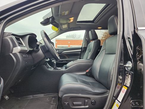 Used 2017 Toyota Highlander XLE image 11