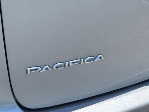 Used 2017 Chrysler Pacifica Platinum FWD image 38