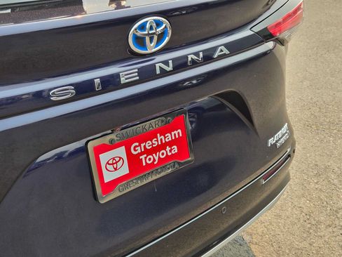 Used 2023 Toyota Sienna Platinum AWD/4WD image 17