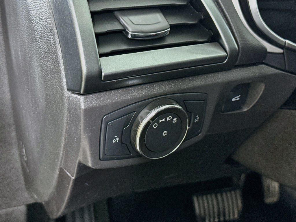 Used 2016 Ford Fusion SE FWD image 10