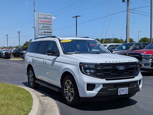 Used 2025 Ford Expedition Active AWD/4WD image 3