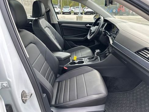 Certified 2023 Volkswagen Jetta SE w/ Panoramic Sunroof Package FWD image 37