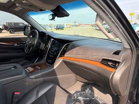 Used 2019 Cadillac Escalade Luxury AWD/4WD image 23