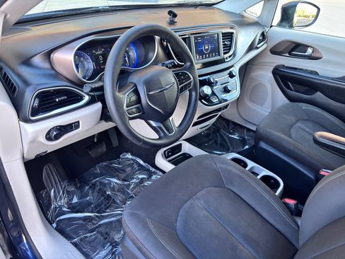 Used 2020 Chrysler Voyager L FWD image 25