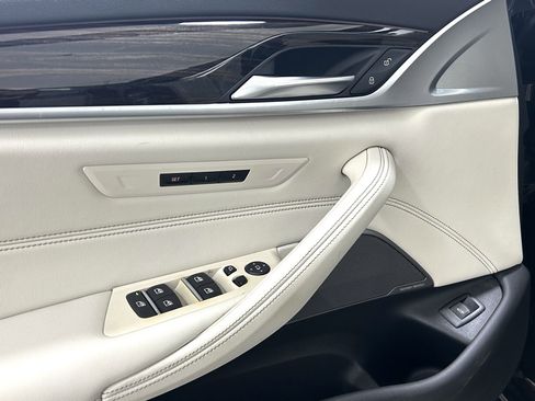 Used 2023 BMW 540i xDrive w/ M Sport Package image 25