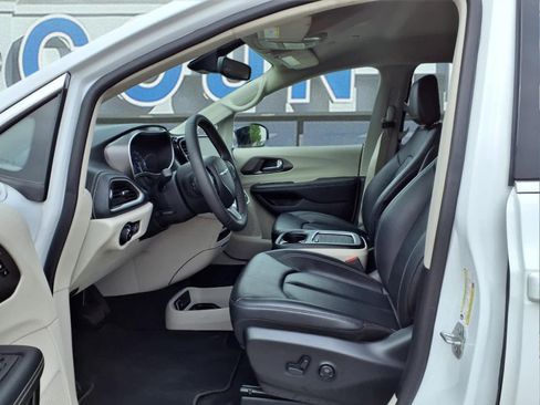 Used 2024 Chrysler Pacifica Touring-L FWD image 17