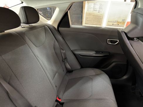 Used 2025 Kia K4 LXS image 36