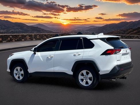 Used 2019 Toyota RAV4 XLE w/ Carpet Mat Package AWD/4WD image 4