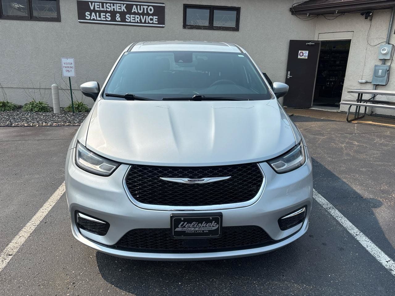 Used 2023 Chrysler Pacifica Touring FWD image 8