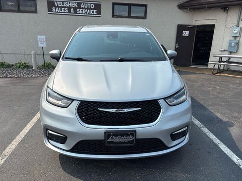 Used 2023 Chrysler Pacifica Touring FWD image 8