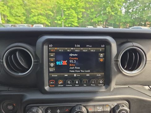 Used 2023 Jeep Wrangler Unlimited Sahara w/ Cold Weather Group AWD/4WD image 25