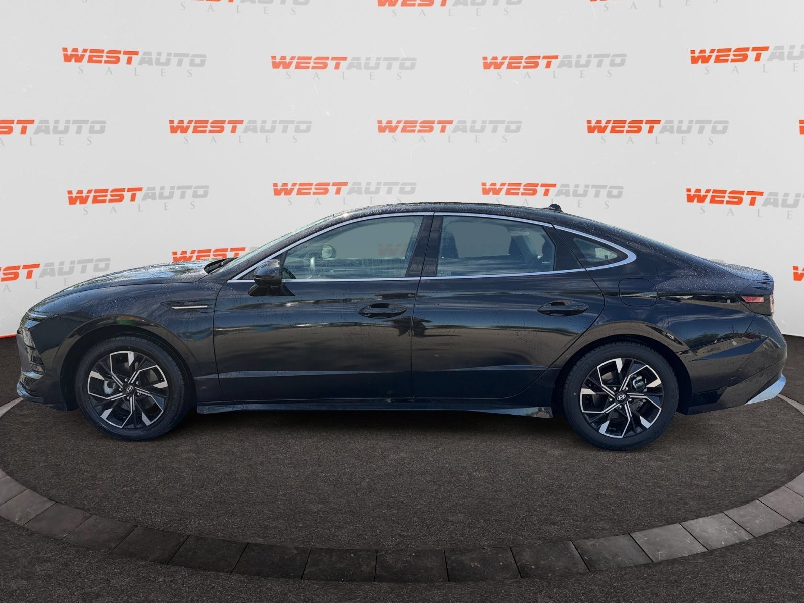Used 2024 Hyundai Sonata SEL FWD image 2
