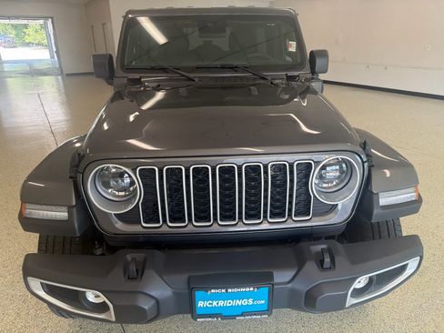 Used 2025 Jeep Wrangler Unlimited Sahara AWD/4WD image 3