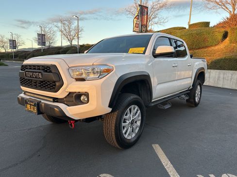 Used 2021 Toyota Tacoma SR w/ SR Convenience Package image 2