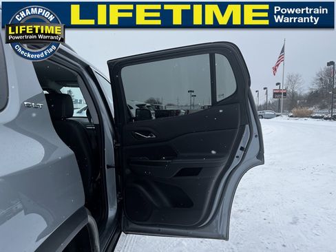 Certified 2023 GMC Acadia SLT w/ Trailering Package image 35