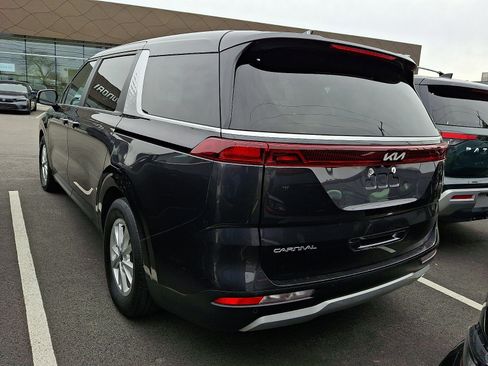 Used 2024 Kia Carnival LX image 3