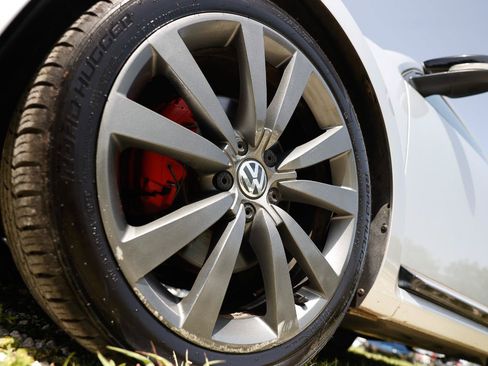 Used 2013 Volkswagen Beetle 2.0T FWD image 27