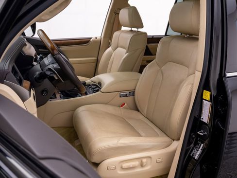 Used 2020 Lexus LX 570 4WD w/ Luxury Package image 19