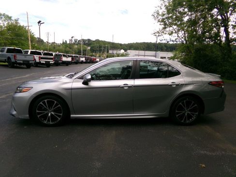 Used 2019 Toyota Camry SE FWD image 6