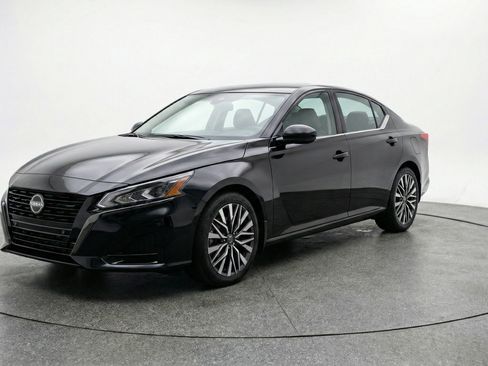 Used 2025 Nissan Altima 2.5 SV image 3