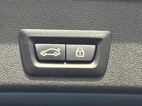 Used 2022 BMW X6 xDrive40i w/ Executive Package image 19