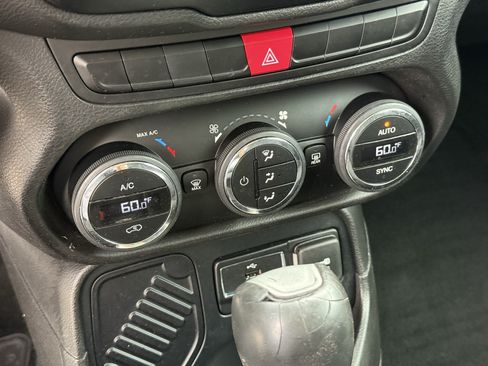Used 2015 Jeep Renegade Latitude w/ Popular Equipment Group FWD image 22