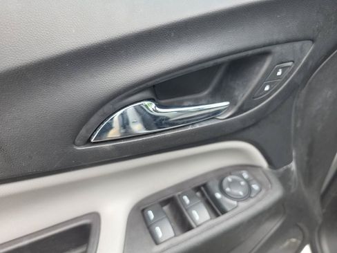 Used 2021 Chevrolet Equinox LT FWD image 16