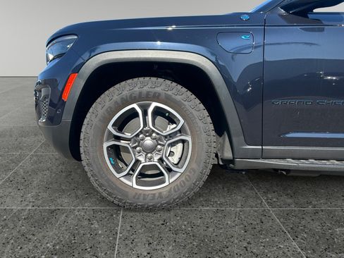 Used 2023 Jeep Grand Cherokee Trailhawk w/ Advanced Protech Group II AWD/4WD image 14