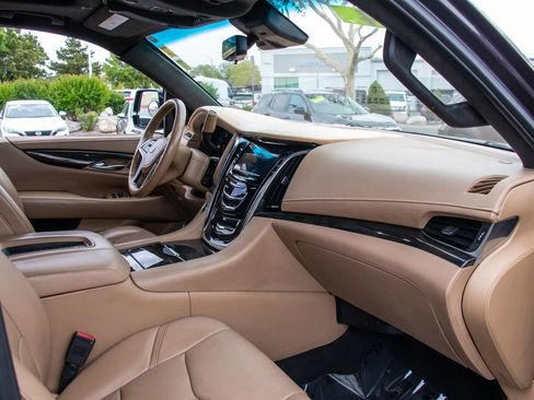 Used 2018 Cadillac Escalade Platinum AWD/4WD image 18