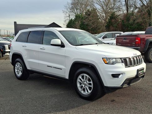 Used 2019 Jeep Grand Cherokee Laredo image 3