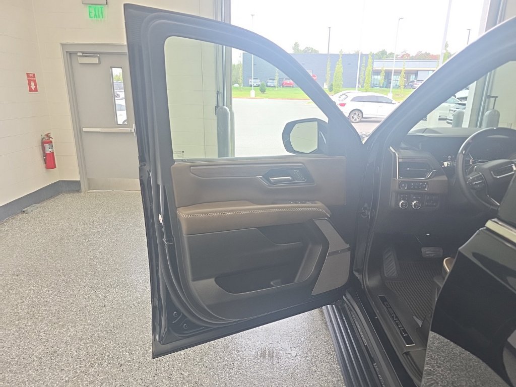 Used 2025 GMC Yukon Denali Ultimate AWD/4WD image 34