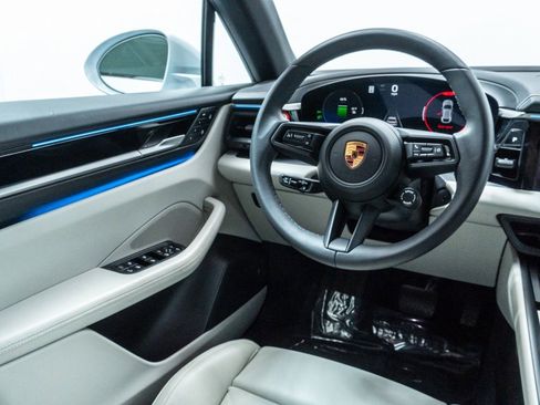Used 2025 Porsche Macan 4 Electric image 31