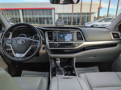Used 2017 Toyota Highlander XLE image 12