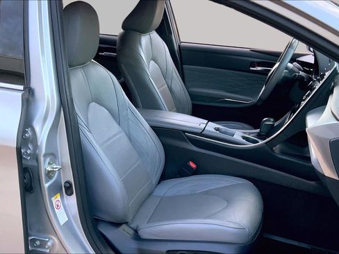Used 2019 Toyota Avalon Limited FWD image 9