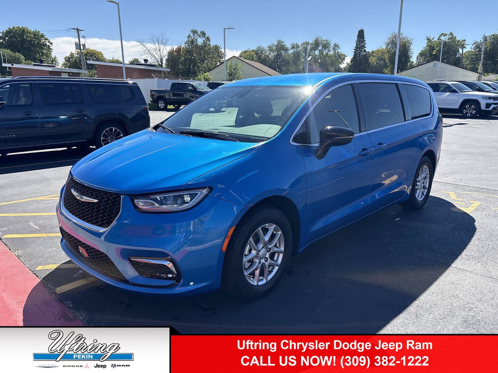 Used 2026 Chrysler Pacifica Select FWD image 1