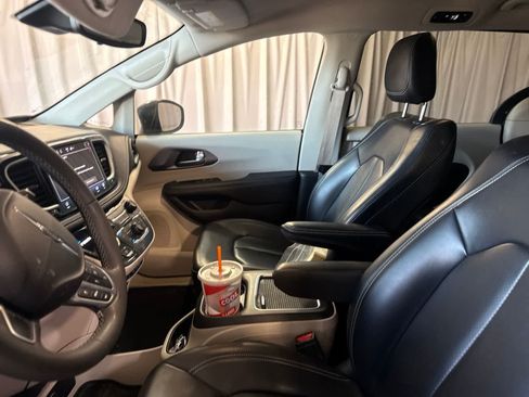 Used 2023 Chrysler Pacifica Touring-L FWD image 20