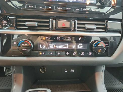 Used 2025 Nissan Pathfinder SL FWD image 30