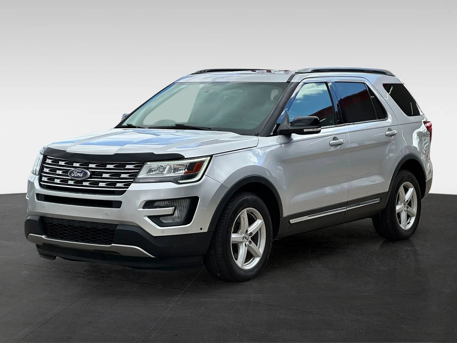 Used 2017 Ford Explorer XLT w/ Equipment Group 202A AWD/4WD image 3