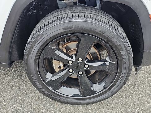 Used 2023 Jeep Grand Cherokee Altitude image 8