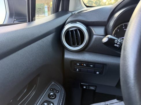 Used 2022 Nissan Versa S FWD image 22