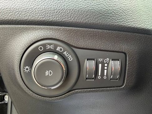 Used 2019 Jeep Compass Latitude w/ Popular Equipment Group AWD/4WD image 18