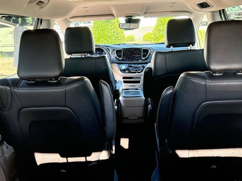 Used 2023 Chrysler Pacifica Touring-L FWD image 32