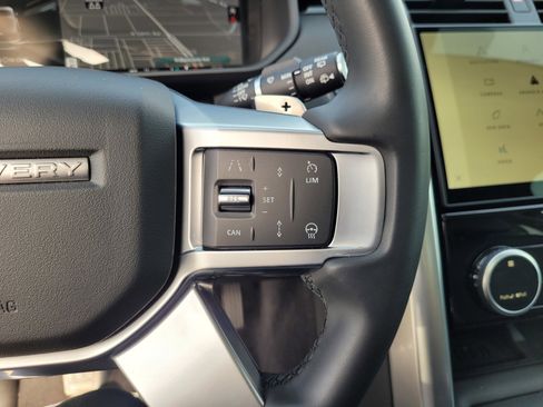 Used 2024 Land Rover Discovery S image 22