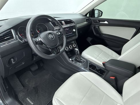 Used 2021 Volkswagen Tiguan SE w/ Panoramic Sunroof Package image 12