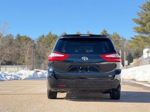 Used 2017 Toyota Sienna XLE image 6