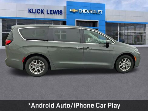 Used 2023 Chrysler Pacifica Touring-L image 9