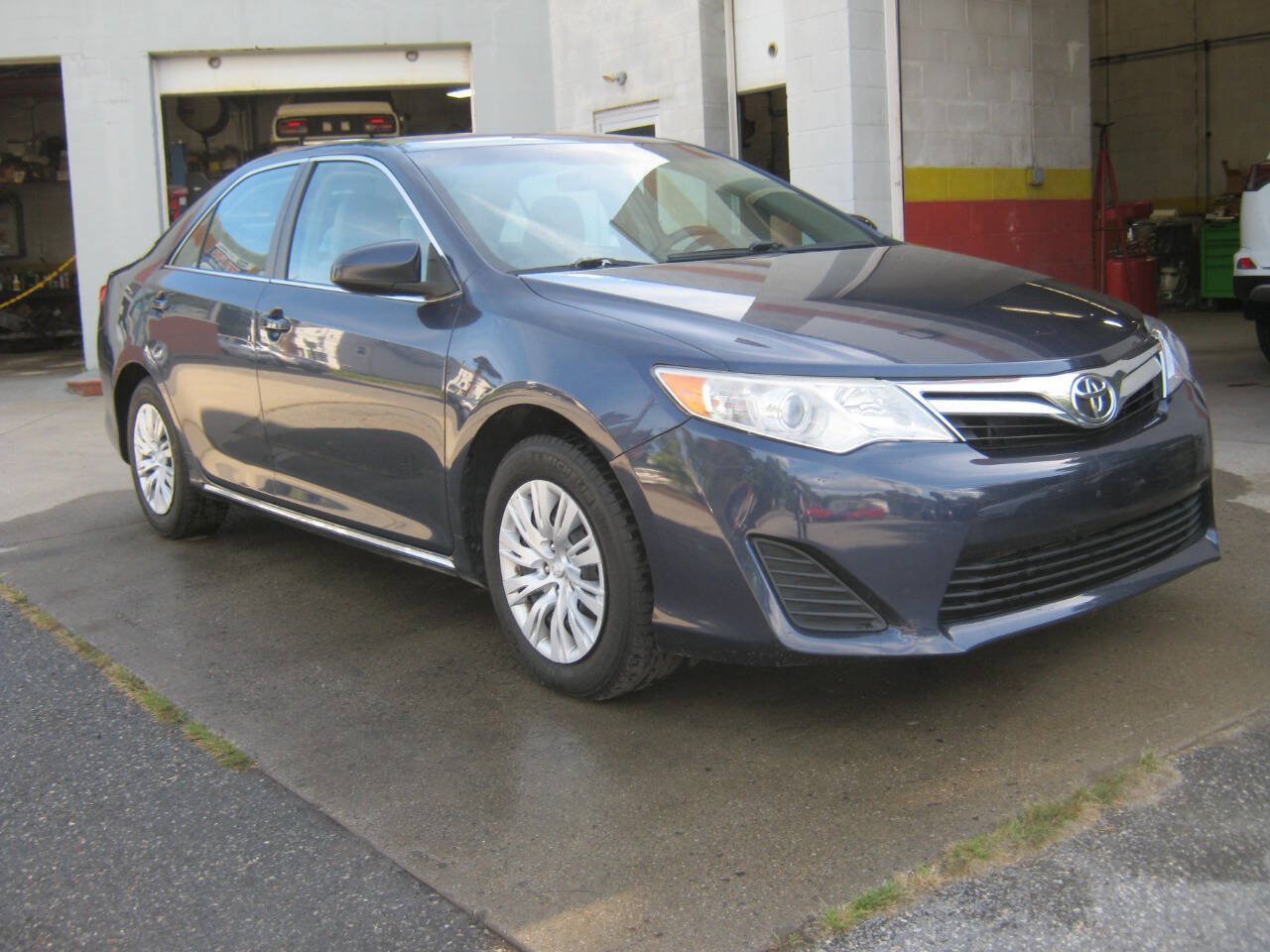 Used 2014 Toyota Camry LE FWD image 3