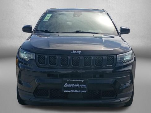 Used 2023 Jeep Compass Sport image 2