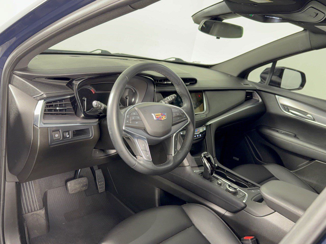 Used 2024 Cadillac XT5 Luxury w/ LPO, Floor Liner Package FWD image 4