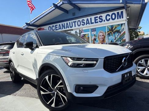 Used 2020 Volvo XC40 T4 R-Design image 1